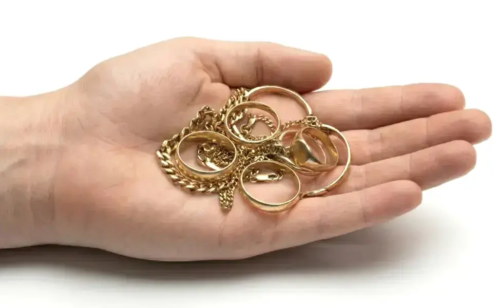 Hand med 100 gram guld