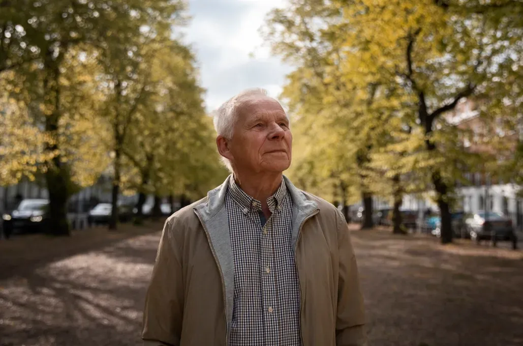 Man som tittar mot framtiden