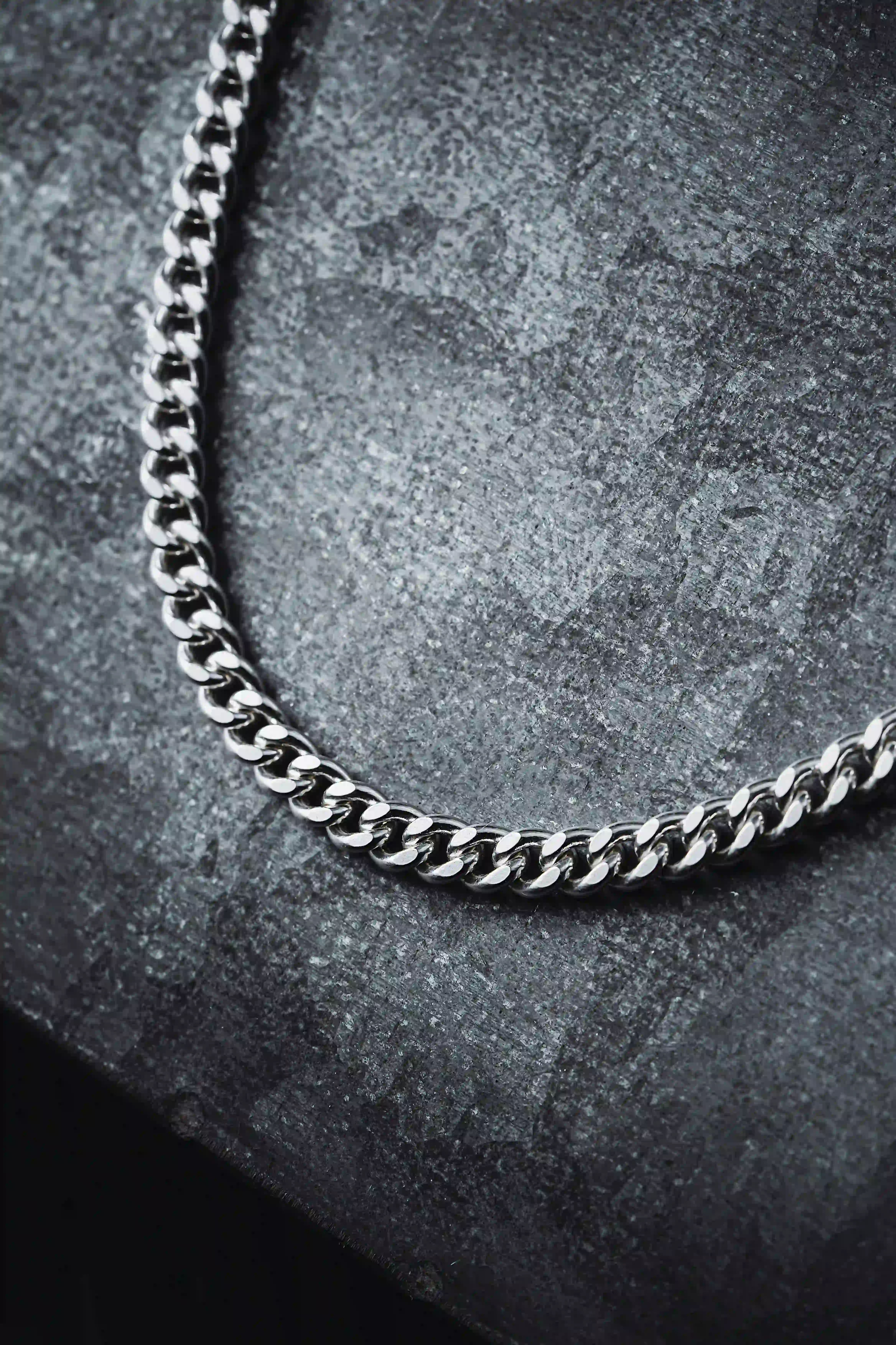 Samling av silverkedjor och armband